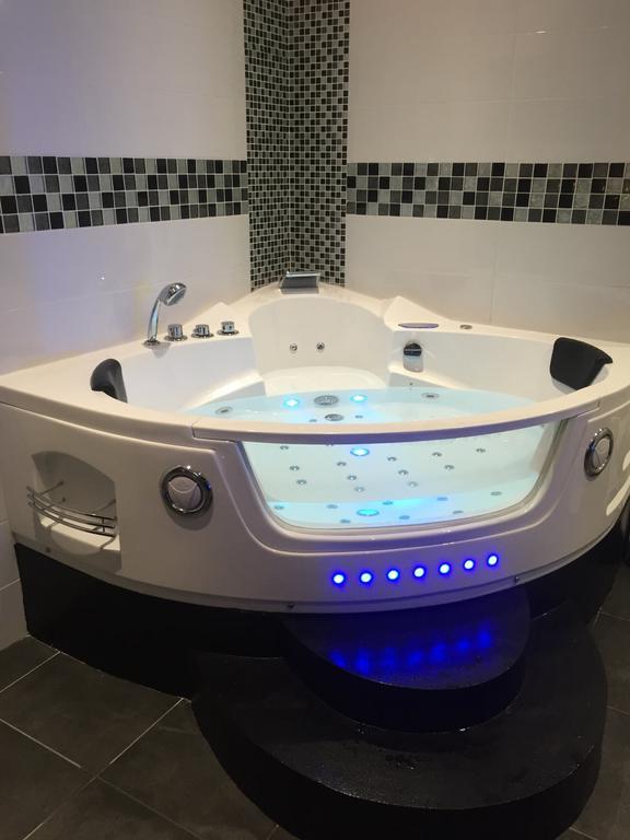 Le Love Spa Лион Екстериор снимка
